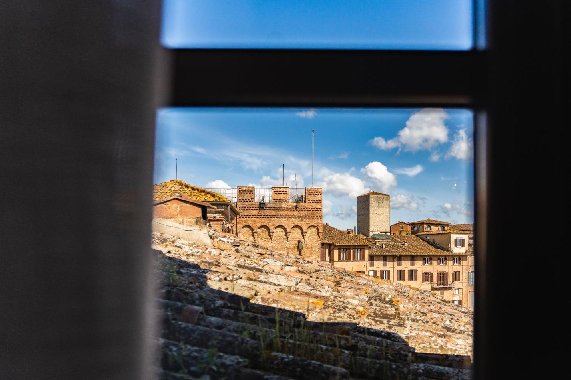 Apartment Torre Dei Lambertini Windows On Piazza Del Campo - Residenza D'epoca