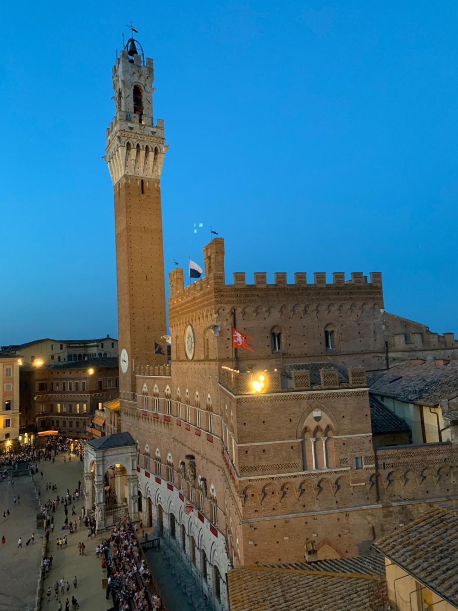 Torre Dei Lambertini Windows On Piazza Del Campo - Residenza D'epoca * Siena